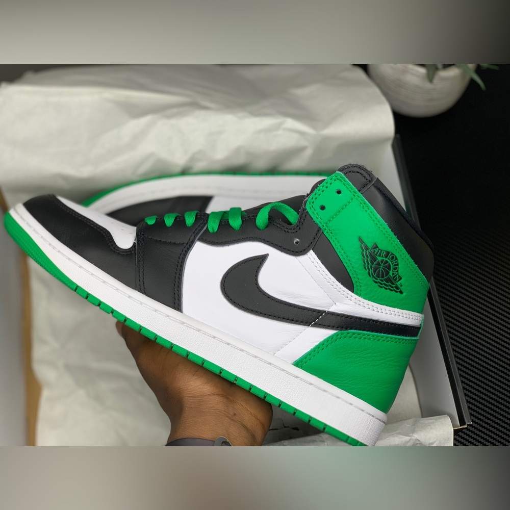AIR JORDAN 1 RETRO HIGH OG - LUCKY GREEN🆕 - Picture 3 of 5